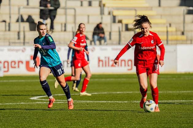 FBL: SC Freiburg vs. 1. FC Köln Zweikampf um den Ball zwischen Alena Bienz (1. FC Köln 11) und Annabel Schasching (SC Freiburg 19) FBL: SC Freiburg vs. 1. FC Köln, Dreisamstadion Freiburg, Samstag 15.02.2025 DFB DFL REGULATIONS PROHIBIT ANY USE OF PHOTOGRAPHS AS IMAGE SEQUENCES AND OR QUASI-VIDEO. Copyright: xBEAUTIFULxSPORTS Boscox