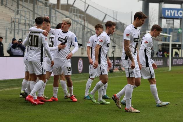 15.02.2025, Fussball, Herren, 2. Bundesliga, Saison 2024 2025, SV 07 Elversberg - SpVgg Greuther Fürth, Torjubel zum 1:0, Torschütze: Fisnik Asllani (SV 07 Elversberg) Elversberg Ursapharm-Arena an der Kaiserlinde Saarland Deutschland (DE)