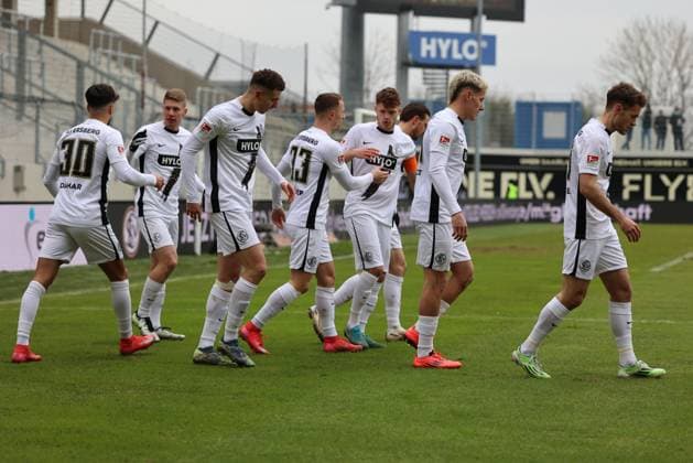 15.02.2025, Fussball, Herren, 2. Bundesliga, Saison 2024 2025, SV 07 Elversberg - SpVgg Greuther Fürth, Torjubel zum 1:0, Torschütze: Fisnik Asllani (SV 07 Elversberg) Elversberg Ursapharm-Arena an der Kaiserlinde Saarland Deutschland (DE)