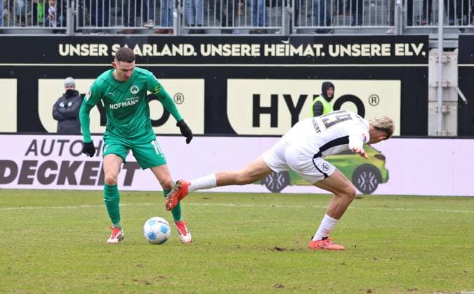 15.02.2025, Fussball, Herren, 2. Bundesliga, Saison 2024 2025, SV 07 Elversberg - SpVgg Greuther Fürth, Branimir Hrgota (SpVgg Greuther Fürth) Lukas Pinckert (SV 07 Elversberg) Elversberg Ursapharm-Arena an der Kaiserlinde Saarland Deutschland (DE)