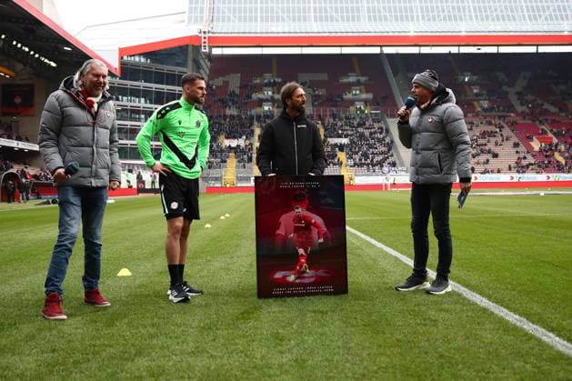 15.02.2025, xmohx, Fussball 2.Bundesliga, 1.FC Kaiserslautern - Hannover 96 v.l. Verabschiedung Boris Tomiak (Hannover 96) Manager Thomas Hengen (1. FC Kaiserslautern) (DFL DFB REGULATIONS PROHIBIT ANY USE OF PHOTOGRAPHS as IMAGE SEQUENCES and or QUASI-VIDEO) Kaiserslautern