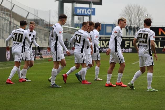 15.02.2025, Fussball, Herren, 2. Bundesliga, Saison 2024 2025, SV 07 Elversberg - SpVgg Greuther Fürth, Torjubel zum 1:0, Torschütze: Fisnik Asllani (SV 07 Elversberg) Elversberg Ursapharm-Arena an der Kaiserlinde Saarland Deutschland (DE)