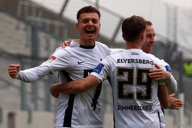 15.02.2025, xrekx, Fussball 2.Bundesliga, SV Elversberg - SpVgg Greuther Fuerth v.l. Torjubel nach dem Tor zum 1:0celebrating the goal celebrate durch Fisnik Asllani (SV 07 Elversberg) (DFL DFB REGULATIONS PROHIBIT ANY USE OF PHOTOGRAPHS as IMAGE SEQUENCES and or QUASI-VIDEO) Elversberg