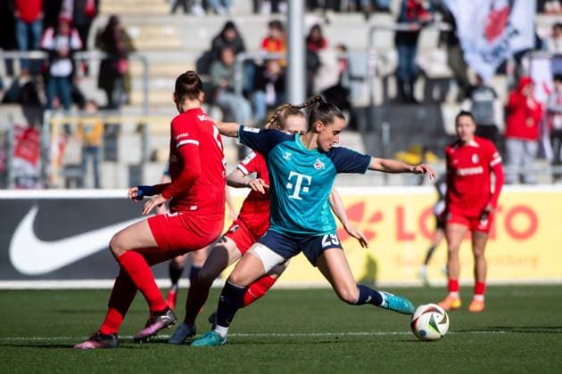 Vanessa Leimenstoll (FC Koeln, 29) im Zweikampf mit Julia Stierli (SC Freiburg, 05), GER, SC Freiburg vs 1. FC Koeln, Fussball Google Pixel Frauen Bundesliga, 15. Spieltag, Saison 2024 2025, 15.02.2025 DFB regulations prohibit any use of photographs as image sequences and or quasi-video GER, SC Freiburg vs 1. FC Koeln, Fussball Google Pixel Frauen Bundesliga, 15. Spieltag, Saison 2024 2025, 15.02.2025 Freiburg Copyright: xEibner-Pressefoto Memmlerx EP_MMR