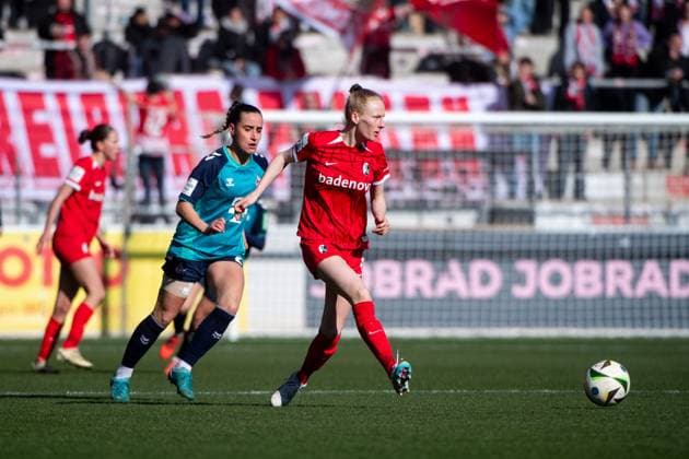 Meret Felde (SC Freiburg, 04) am Ball vor Vanessa Leimenstoll (FC Koeln, 29), GER, SC Freiburg vs 1. FC Koeln, Fussball Google Pixel Frauen Bundesliga, 15. Spieltag, Saison 2024 2025, 15.02.2025 DFB regulations prohibit any use of photographs as image sequences and or quasi-video GER, SC Freiburg vs 1. FC Koeln, Fussball Google Pixel Frauen Bundesliga, 15. Spieltag, Saison 2024 2025, 15.02.2025 Freiburg Copyright: xEibner-Pressefoto Memmlerx EP_MMR