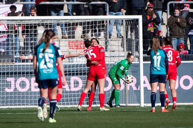 Cora Zicai (SC Freiburg, 28), Maj Schneider (SC Freiburg, 15) jubeln ueber das Tor zum 1:0, Laura Donhauser (FC Koeln, 25), Aurora Mikalsen (FC Koeln, 23) aergert sich, GER, SC Freiburg vs 1. FC Koeln, Fussball Google Pixel Frauen Bundesliga, 15. Spieltag, Saison 2024 2025, 15.02.2025 DFB regulations prohibit any use of photographs as image sequences and or quasi-video GER, SC Freiburg vs 1. FC Koeln, Fussball Google Pixel Frauen Bundesliga, 15. Spieltag, Saison 2024 2025, 15.02.2025 Freiburg Copyright: xEibner-Pressefoto Memmlerx EP_MMR