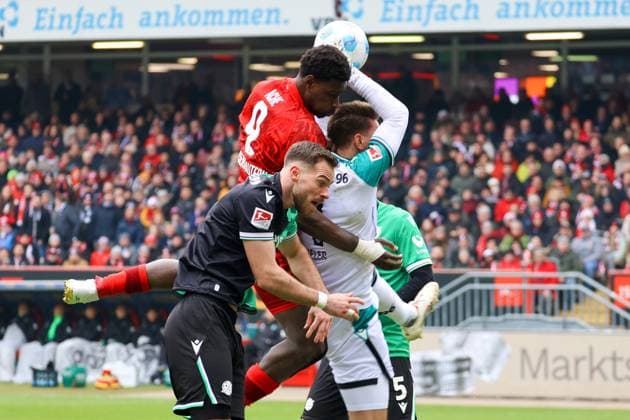15.02.2025, xmohx, Fussball 2.Bundesliga, 1.FC Kaiserslautern - Hannover 96 v.l. Boris Tomiak (Hannover 96) Ragnar Ache (1. FC Kaiserslautern) Ron-Robert Zieler (Hannover 96) (DFL DFB REGULATIONS PROHIBIT ANY USE OF PHOTOGRAPHS as IMAGE SEQUENCES and or QUASI-VIDEO) Kaiserslautern