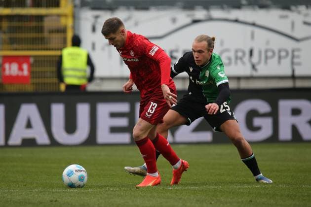 15.02.2025, xmohx, Fussball 2.Bundesliga, 1.FC Kaiserslautern - Hannover 96 v.l. Erik Wekesser (1. FC Kaiserslautern) Lars Gindorf (Hannover 96) Zweikampf, Aktion, action, battle for the ball (DFL DFB REGULATIONS PROHIBIT ANY USE OF PHOTOGRAPHS as IMAGE SEQUENCES and or QUASI-VIDEO) Kaiserslautern