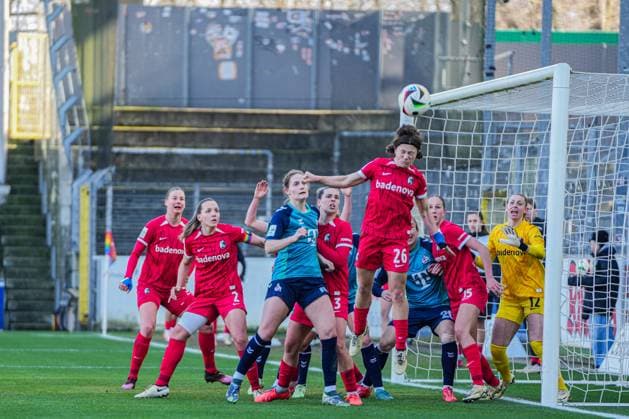 FBL: SC Freiburg vs. 1. FC Köln Rettungsaktion von Ally Gudorf (SC Freiburg 26) nach Eckball von Köln FBL: SC Freiburg vs. 1. FC Köln, Dreisamstadion Freiburg, Samstag 15.02.2025 DFB DFL REGULATIONS PROHIBIT ANY USE OF PHOTOGRAPHS AS IMAGE SEQUENCES AND OR QUASI-VIDEO. Copyright: xBEAUTIFULxSPORTS Boscox