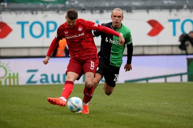 15.02.2025, xmohx, Fussball 2.Bundesliga, 1.FC Kaiserslautern - Hannover 96 v.l. Erik Wekesser (1. FC Kaiserslautern) Lars Gindorf (Hannover 96) Zweikampf, Aktion, action, battle for the ball (DFL DFB REGULATIONS PROHIBIT ANY USE OF PHOTOGRAPHS as IMAGE SEQUENCES and or QUASI-VIDEO) Kaiserslautern