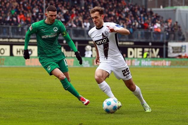 15.02.2025, xrekx, Fussball 2.Bundesliga, SV Elversberg - SpVgg Greuther Fuerth v.l. Branimir Hrgota (SpVgg Greuther Fuerth) Tom Zimmerschied (SV 07 Elversberg) Zweikampf, Aktion, action, battle for the ball (DFL DFB REGULATIONS PROHIBIT ANY USE OF PHOTOGRAPHS as IMAGE SEQUENCES and or QUASI-VIDEO) Elversberg