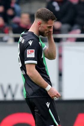 15.02.2025, xmohx, Fussball 2.Bundesliga, 1.FC Kaiserslautern - Hannover 96 v.l. Boris Tomiak (Hannover 96) (DFL DFB REGULATIONS PROHIBIT ANY USE OF PHOTOGRAPHS as IMAGE SEQUENCES and or QUASI-VIDEO) Kaiserslautern