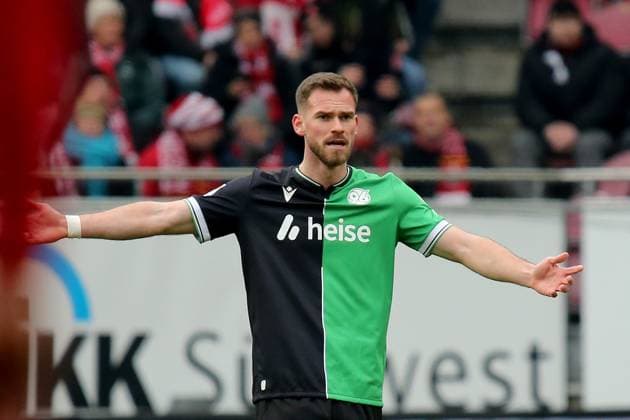15.02.2025, xmohx, Fussball 2.Bundesliga, 1.FC Kaiserslautern - Hannover 96 v.l. Boris Tomiak (Hannover 96) (DFL DFB REGULATIONS PROHIBIT ANY USE OF PHOTOGRAPHS as IMAGE SEQUENCES and or QUASI-VIDEO) Kaiserslautern