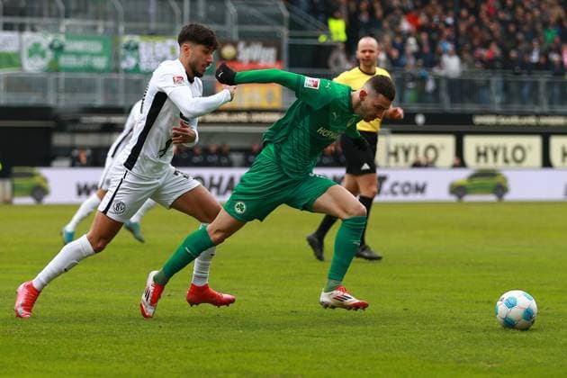 15.02.2025, xrekx, Fussball 2.Bundesliga, SV Elversberg - SpVgg Greuther Fuerth v.l. Muhammed Damar (SV 07 Elversberg) Branimir Hrgota (SpVgg Greuther Fuerth) Zweikampf, Aktion, action, battle for the ball (DFL DFB REGULATIONS PROHIBIT ANY USE OF PHOTOGRAPHS as IMAGE SEQUENCES and or QUASI-VIDEO) Elversberg