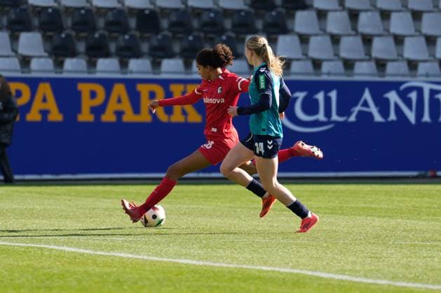 Deutschland: Fussball Google Pixel Frauen-Bundesliga, 15. Spieltag - SC Freiburg vs. 1. FC Köln - Dreisamstadion, Freiburg: Cora Zicai (SC Freiburg,Frauen 28) Freiburg Dreisamstadion Baden-Württemberg Deutschland Copyright: xFINLEYxMÖRCHx