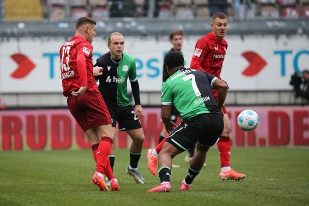 15.02.2025, xmohx, Fussball 2.Bundesliga, 1.FC Kaiserslautern - Hannover 96 v.l. Erik Wekesser (1. FC Kaiserslautern) Lars Gindorf (Hannover 96) Jessic Ngankam (Hannover 96) Zweikampf, Aktion, action, battle for the ball (DFL DFB REGULATIONS PROHIBIT ANY USE OF PHOTOGRAPHS as IMAGE SEQUENCES and or QUASI-VIDEO) Kaiserslautern