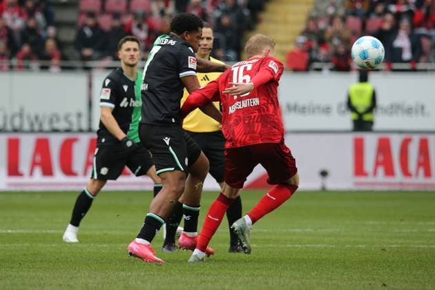 15.02.2025, xmohx, Fussball 2.Bundesliga, 1.FC Kaiserslautern - Hannover 96 v.l. Jessic Ngankam (Hannover 96) Tim Breithaupt (1. FC Kaiserslautern) Zweikampf, Aktion, action, battle for the ball (DFL DFB REGULATIONS PROHIBIT ANY USE OF PHOTOGRAPHS as IMAGE SEQUENCES and or QUASI-VIDEO) Kaiserslautern