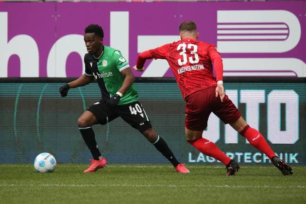 15.02.2025, xmohx, Fussball 2.Bundesliga, 1.FC Kaiserslautern - Hannover 96 v.l. Rabbi Matondo (Hannover 96) Jan Elvedi (1. FC Kaiserslautern) Zweikampf, Aktion, action, battle for the ball (DFL DFB REGULATIONS PROHIBIT ANY USE OF PHOTOGRAPHS as IMAGE SEQUENCES and or QUASI-VIDEO) Kaiserslautern