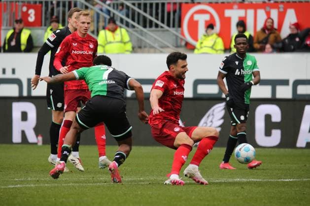 15.02.2025, xmohx, Fussball 2.Bundesliga, 1.FC Kaiserslautern - Hannover 96 v.l. Jessic Ngankam (Hannover 96) Maximilian Bauer (1. FC Kaiserslautern) Zweikampf, Aktion, action, battle for the ball (DFL DFB REGULATIONS PROHIBIT ANY USE OF PHOTOGRAPHS as IMAGE SEQUENCES and or QUASI-VIDEO) Kaiserslautern