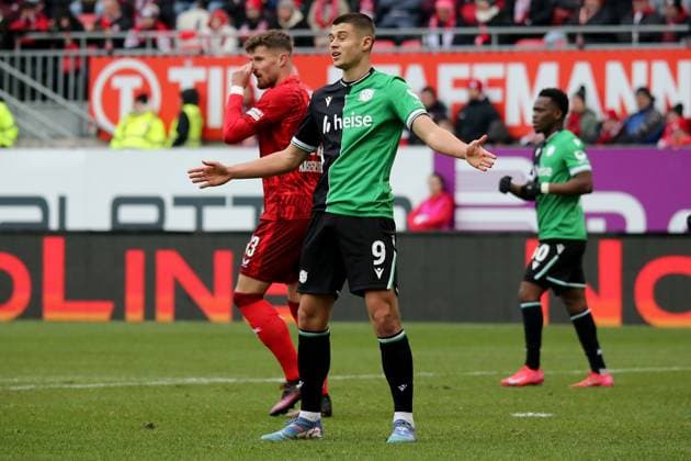15.02.2025, xmohx, Fussball 2.Bundesliga, 1.FC Kaiserslautern - Hannover 96 v.l. Jan Elvedi (1. FC Kaiserslautern) Nicolo Tresoldi (Hannover 96) (DFL DFB REGULATIONS PROHIBIT ANY USE OF PHOTOGRAPHS as IMAGE SEQUENCES and or QUASI-VIDEO) Kaiserslautern