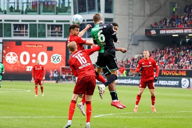 15.02.2025, xmohx, Fussball 2.Bundesliga, 1.FC Kaiserslautern - Hannover 96 v.l. Maximilian Bauer (1. FC Kaiserslautern) Fabian Kunze (Hannover 96) Tim Breithaupt (1. FC Kaiserslautern) Zweikampf, Aktion, action, battle for the ball (DFL DFB REGULATIONS PROHIBIT ANY USE OF PHOTOGRAPHS as IMAGE SEQUENCES and or QUASI-VIDEO) Kaiserslautern