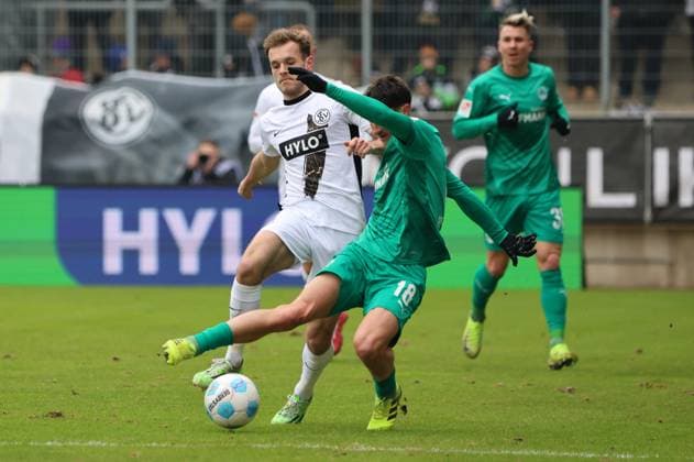 15.02.2025, Fussball, Herren, 2. Bundesliga, Saison 2024 2025, SV 07 Elversberg - SpVgg Greuther Fürth, Tom Zimmerschied (SV 07 Elversberg), Marco Meyerhöfer (SpVgg Greuther Fürth) Elversberg Ursapharm-Arena an der Kaiserlinde Saarland Deutschland (DE)