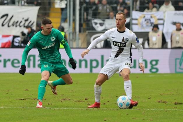 15.02.2025, Fussball, Herren, 2. Bundesliga, Saison 2024 2025, SV 07 Elversberg - SpVgg Greuther Fürth, Maurice Neubauer (SV 07 Elversberg), Branimir Hrgota (SpVgg Greuther Fürth) Elversberg Ursapharm-Arena an der Kaiserlinde Saarland Deutschland (DE)