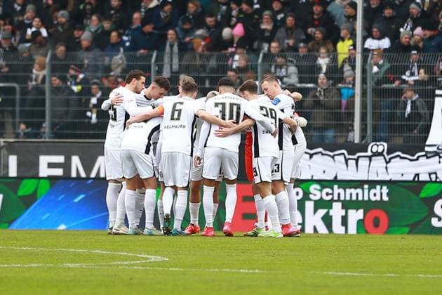 15.02.2025, xrekx, Fussball 2.Bundesliga, SV Elversberg - SpVgg Greuther Fuerth v.l. Teamkreis Elversberg (DFL DFB REGULATIONS PROHIBIT ANY USE OF PHOTOGRAPHS as IMAGE SEQUENCES and or QUASI-VIDEO) Elversberg