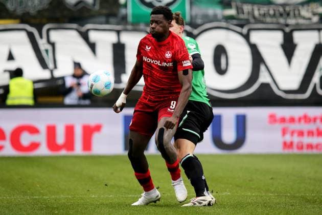 15.02.2025, xmohx, Fussball 2.Bundesliga, 1.FC Kaiserslautern - Hannover 96 v.l. Ragnar Ache (1. FC Kaiserslautern) Phil Yannik Neumann (Hannover 96) Zweikampf, Aktion, action, battle for the ball (DFL DFB REGULATIONS PROHIBIT ANY USE OF PHOTOGRAPHS as IMAGE SEQUENCES and or QUASI-VIDEO) Kaiserslautern