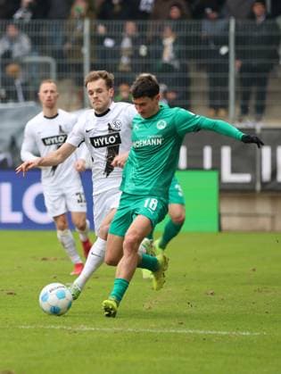 15.02.2025, Fussball, Herren, 2. Bundesliga, Saison 2024 2025, SV 07 Elversberg - SpVgg Greuther Fürth, Tom Zimmerschied (SV 07 Elversberg), Marco Meyerhöfer (SpVgg Greuther Fürth) Elversberg Ursapharm-Arena an der Kaiserlinde Saarland Deutschland (DE)