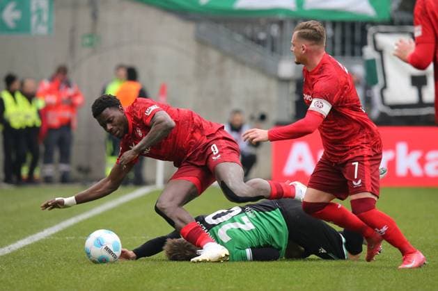 15.02.2025, xmohx, Fussball 2.Bundesliga, 1.FC Kaiserslautern - Hannover 96 v.l. Ragnar Ache (1. FC Kaiserslautern) Jannik Dehm (Hannover 96) Marlon Ritter (1. FC Kaiserslautern) Zweikampf, Aktion, action, battle for the ball (DFL DFB REGULATIONS PROHIBIT ANY USE OF PHOTOGRAPHS as IMAGE SEQUENCES and or QUASI-VIDEO) Kaiserslautern