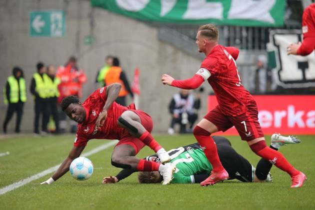 15.02.2025, xmohx, Fussball 2.Bundesliga, 1.FC Kaiserslautern - Hannover 96 v.l. Ragnar Ache (1. FC Kaiserslautern) Jannik Dehm (Hannover 96) Marlon Ritter (1. FC Kaiserslautern) Zweikampf, Aktion, action, battle for the ball (DFL DFB REGULATIONS PROHIBIT ANY USE OF PHOTOGRAPHS as IMAGE SEQUENCES and or QUASI-VIDEO) Kaiserslautern