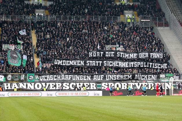 15.02.2025, xmohx, Fussball 2.Bundesliga, 1.FC Kaiserslautern - Hannover 96 v.l. Fans Ultras Zuschauer Hannover 96, Stimmung, Schals, Fahnen Spruchband (DFL DFB REGULATIONS PROHIBIT ANY USE OF PHOTOGRAPHS as IMAGE SEQUENCES and or QUASI-VIDEO) Kaiserslautern