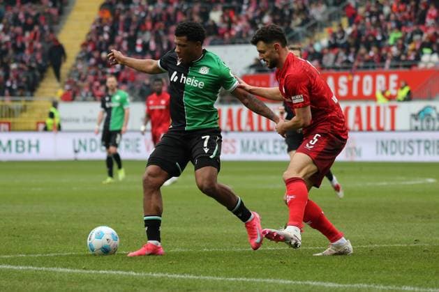 15.02.2025, xmohx, Fussball 2.Bundesliga, 1.FC Kaiserslautern - Hannover 96 v.l. Jessic Ngankam (Hannover 96) Maximilian Bauer (1. FC Kaiserslautern) Zweikampf, Aktion, action, battle for the ball (DFL DFB REGULATIONS PROHIBIT ANY USE OF PHOTOGRAPHS as IMAGE SEQUENCES and or QUASI-VIDEO) Kaiserslautern