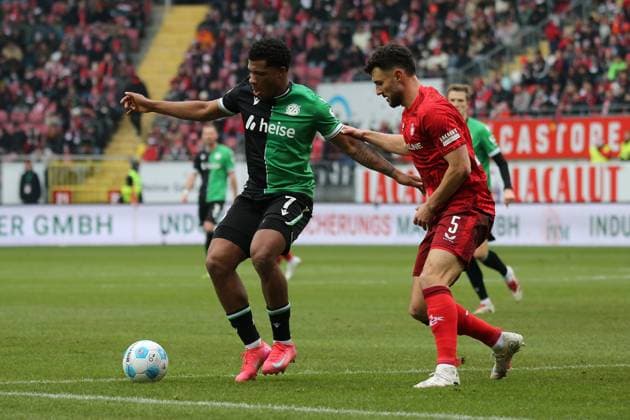 15.02.2025, xmohx, Fussball 2.Bundesliga, 1.FC Kaiserslautern - Hannover 96 v.l. Jessic Ngankam (Hannover 96) Maximilian Bauer (1. FC Kaiserslautern) Zweikampf, Aktion, action, battle for the ball (DFL DFB REGULATIONS PROHIBIT ANY USE OF PHOTOGRAPHS as IMAGE SEQUENCES and or QUASI-VIDEO) Kaiserslautern