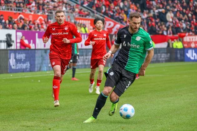 15.02.2025, xmohx, Fussball 2.Bundesliga, 1.FC Kaiserslautern - Hannover 96 v.l. Luca Sirch (1. FC Kaiserslautern) Boris Tomiak (Hannover 96) (DFL DFB REGULATIONS PROHIBIT ANY USE OF PHOTOGRAPHS as IMAGE SEQUENCES and or QUASI-VIDEO) Kaiserslautern