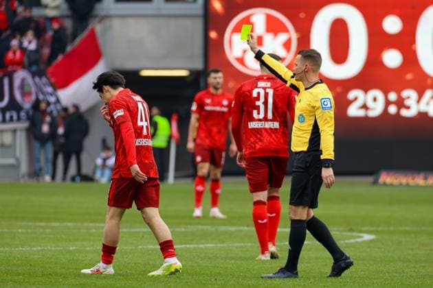 15.02.2025, xmohx, Fussball 2.Bundesliga, 1.FC Kaiserslautern - Hannover 96 v.l. Schiedsrichter Referee Dr. Robert Kampka. zeigt die gelbe Karte Daisuke Yokota (1. FC Kaiserslautern) (DFL DFB REGULATIONS PROHIBIT ANY USE OF PHOTOGRAPHS as IMAGE SEQUENCES and or QUASI-VIDEO) Kaiserslautern