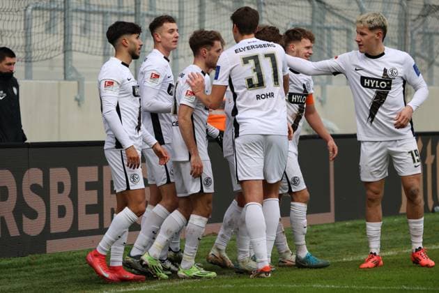 15.02.2025, Fussball, Herren, 2. Bundesliga, Saison 2024 2025, SV 07 Elversberg - SpVgg Greuther Fürth, Torjubel zum 2:0, Torschütze: Carlo Sickinger (SV 07 Elversberg) Elversberg Ursapharm-Arena an der Kaiserlinde Saarland Deutschland (DE)