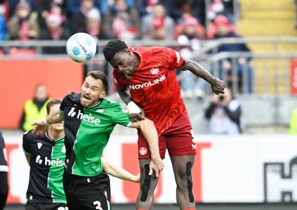 Fussball - 2. Bundesliga - Saison 2024 25 1. FC Kaiserslautern 15.02.2025 Fritz-Walter-Stadion 1. FC Kaiserslautern (fck) - Hannover 96 (h) Boris TOMIAK (Hannover 96), li - Ragnar ACHE (1. FC Kaiserslautern) 1. FC Kaiserslautern