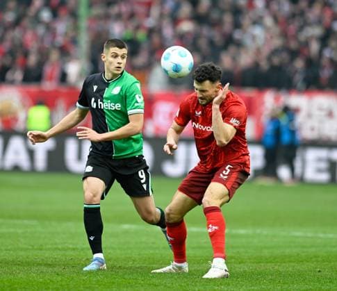 Fussball - 2. Bundesliga - Saison 2024 25 1. FC Kaiserslautern 15.02.2025 Fritz-Walter-Stadion 1. FC Kaiserslautern (fck) - Hannover 96 (h) Nicolo TRESOLDI (Hannover 96), li - Maximilian BAUER 1. FC Kaiserslautern) 1. FC Kaiserslautern