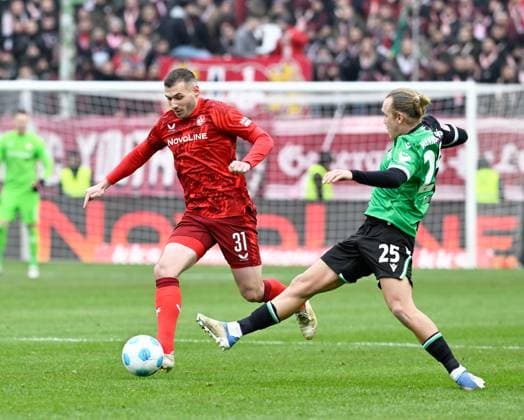Fussball - 2. Bundesliga - Saison 2024 25 1. FC Kaiserslautern 15.02.2025 Fritz-Walter-Stadion 1. FC Kaiserslautern (fck) - Hannover 96 (h) Luca SIRCH (1. FC Kaiserslautern) , li - Lars GINDORF (Hannover 96) 1. FC Kaiserslautern