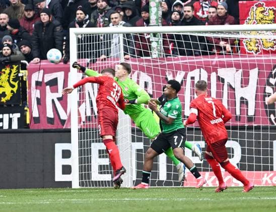 Fussball - 2. Bundesliga - Saison 2024 25 1. FC Kaiserslautern 15.02.2025 Fritz-Walter-Stadion 1. FC Kaiserslautern (fck) - Hannover 96 (h) V.li: Jan ELVEDI (1. FC Kaiserslautern), Torwart Julian KRAHL (1. FC Kaiserslautern), Jessic NGANKAM (Hannover 96) 1. FC Kaiserslautern