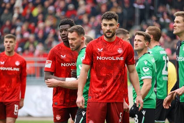 15.02.2025, xmohx, Fussball 2.Bundesliga, 1.FC Kaiserslautern - Hannover 96 v.l. Ragnar Ache (1. FC Kaiserslautern) Boris Tomiak (Hannover 96) Maximilian Bauer (1. FC Kaiserslautern) (DFL DFB REGULATIONS PROHIBIT ANY USE OF PHOTOGRAPHS as IMAGE SEQUENCES and or QUASI-VIDEO) Kaiserslautern
