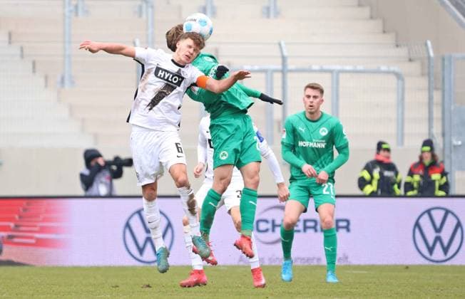 15.02.2025, Fussball, Herren, 2. Bundesliga, Saison 2024 2025, SV 07 Elversberg - SpVgg Greuther Fürth, Robin Fellhauer (SV 07 Elversberg) Marco John (SpVgg Greuther Fürth) Elversberg Ursapharm-Arena an der Kaiserlinde Saarland Deutschland (DE)