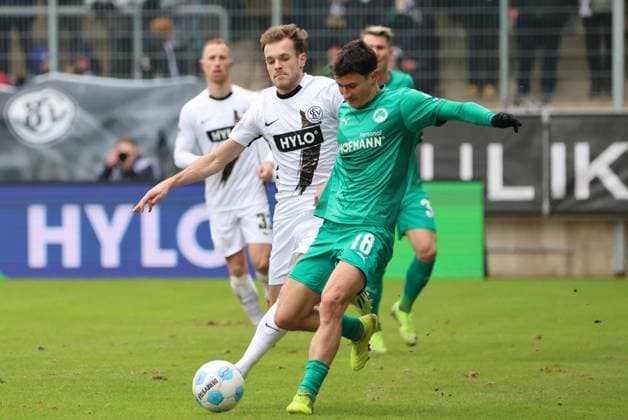15.02.2025, Fussball, Herren, 2. Bundesliga, Saison 2024 2025, SV 07 Elversberg - SpVgg Greuther Fürth, Tom Zimmerschied (SV 07 Elversberg), Marco Meyerhöfer (SpVgg Greuther Fürth) Elversberg Ursapharm-Arena an der Kaiserlinde Saarland Deutschland (DE)