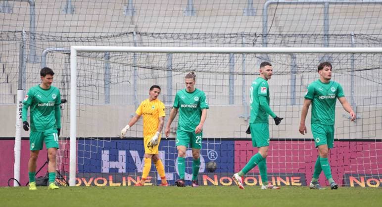 15.02.2025, Fussball, Herren, 2. Bundesliga, Saison 2024 2025, SV 07 Elversberg - SpVgg Greuther Fürth, Enttäuschung bei den Spielern der SpVgg Greuther Fürth Elversberg Ursapharm-Arena an der Kaiserlinde Saarland Deutschland (DE)