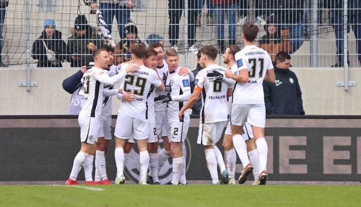 15.02.2025, Fussball, Herren, 2. Bundesliga, Saison 2024 2025, SV 07 Elversberg - SpVgg Greuther Fürth, Die Spieler der SV 07 Elversberg bejubeln das 2:0 von Carlo Sickinger (SV 07 Elversberg) Elversberg Ursapharm-Arena an der Kaiserlinde Saarland Deutschland (DE)