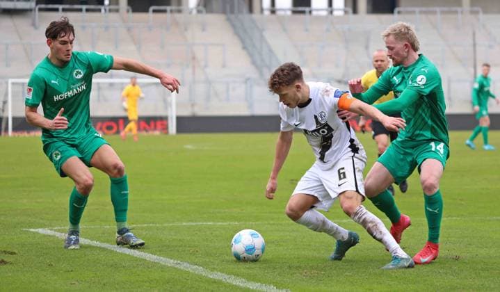 15.02.2025, Fussball, Herren, 2. Bundesliga, Saison 2024 2025, SV 07 Elversberg - SpVgg Greuther Fürth, Reno Münz (SpVgg Greuther Fürth) Robin Fellhauer (SV 07 Elversberg) Jomaine Consbruch (SpVgg Greuther Fürth) Elversberg Ursapharm-Arena an der Kaiserlinde Saarland Deutschland (DE)