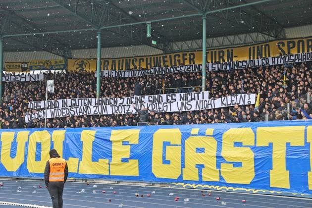 Eintracht BS vs SV Darmstadt 98 Braunschweig, 15.02.2025, Fußball, Saison 24 25, 2. Bundesliga, 22. Spieltag, Eintracht Braunschweig vs SV Darmstadt 98, Bild zeigt: Fans der Eintracht in der Südkurve Braunschweig