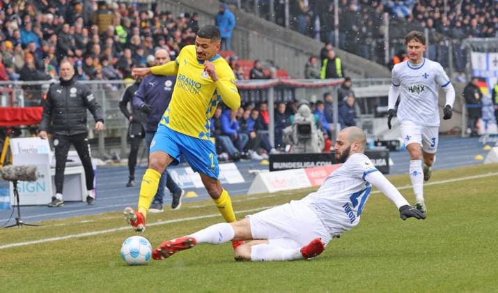 Eintracht BS vs SV Darmstadt 98 Braunschweig, 15.02.2025, Fußball, Saison 24 25, 2. Bundesliga, 22. Spieltag, Eintracht Braunschweig vs SV Darmstadt 98, Bild zeigt: Mohamed Dräger (BTSV, 2) Braunschweig